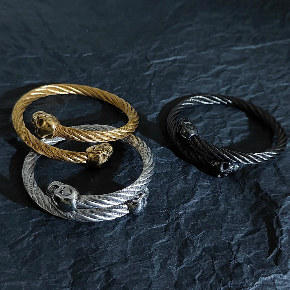 Brazalete Abierto de Acero con Doble Calavera