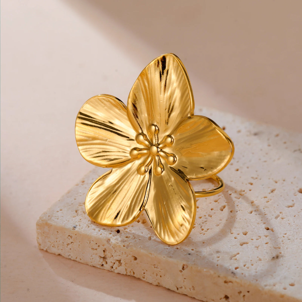 Anillo Abierto de Acero con Flor Grande